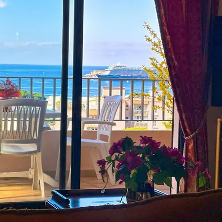 Large Bright With Balcony And Sea View Lejlighed