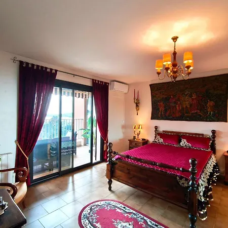 Large Bright With Balcony And Sea View Lejlighed