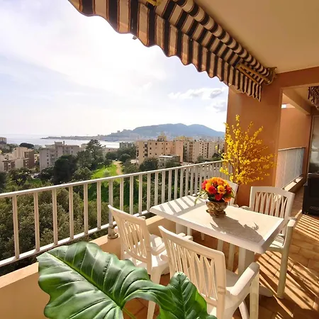 Large Bright With Balcony And Sea View Apartmán *