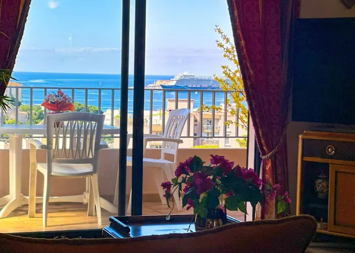 Large Bright With Balcony And Sea View Lejlighed