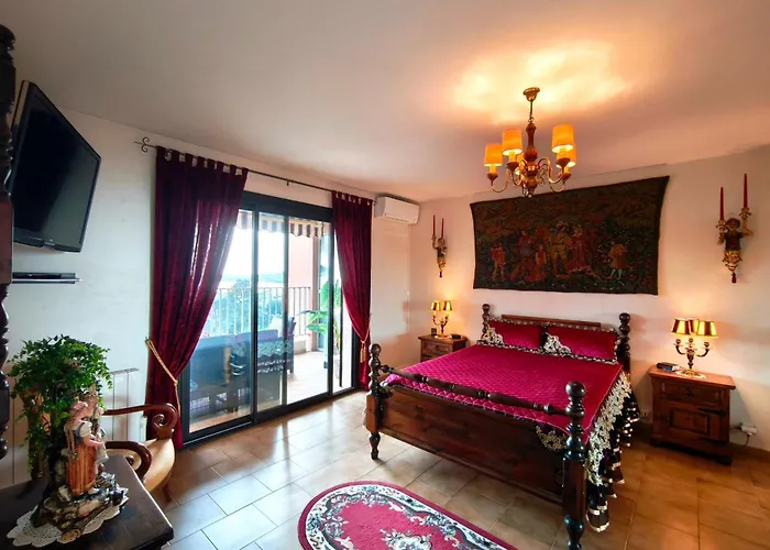 Large Bright With Balcony And Sea View Lejlighed