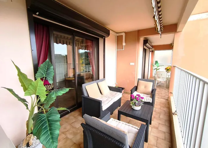 Large Bright With Balcony And Sea View Lejlighed *