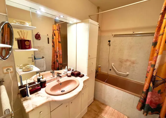 Large Bright With Balcony And Sea View